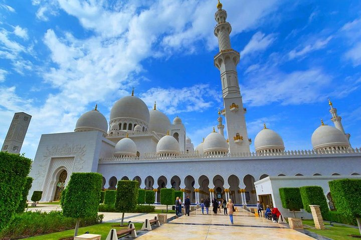 Discover the stunning white marble design of Sheikh Zayed Grand Mosque a symbol of Abu Dhabi's grandeur and a must-visit for a memorable travel experience.